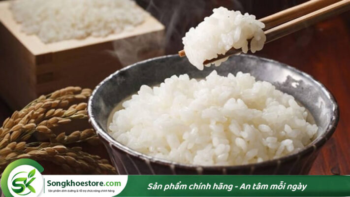 100g-com-trang-co-bao-nhieu-protein
